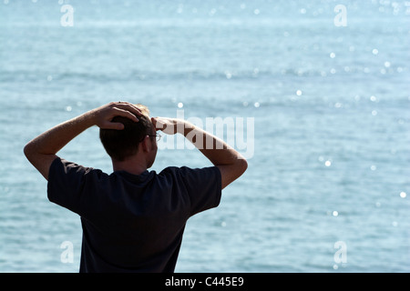 Mann, Blick auf das Meer, Isle Of Wight, England, UK. Stockfoto