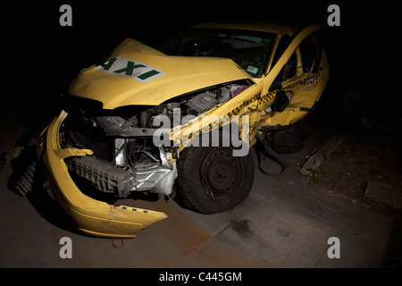 Ein Taxi in einem Unfall zerstört Stockfoto