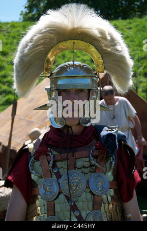 Ein römischer Hauptmann von der Leg ii avg Historische Re-enactment-Gruppe während einer Anzeige an Maumbury Rings in Dorchester, Dorset, England, Vereinigtes Königreich. Stockfoto