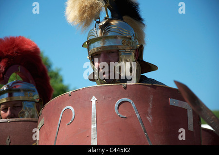 Römische Soldaten der Leg ii avg Historische Re-enactment Group, die auf eine Anzeige an Maumbury Rings in Dorchester, Dorset, England, Vereinigtes Königreich. Stockfoto