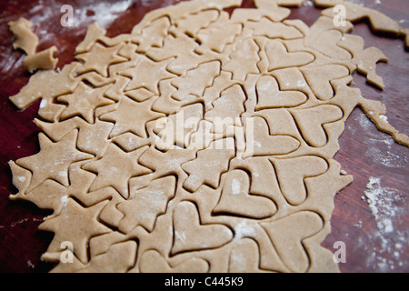 Verschiedene geformte Cookies im Teig Stockfoto