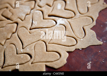 Herz-Form-Cookies im Teig Stockfoto
