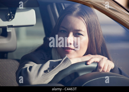 Frau suchen Autofenster Stockfoto