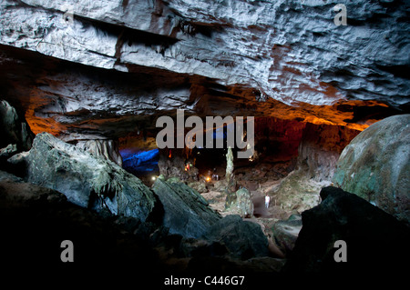 Überraschung-Höhle, Sung Sot hängen, Halong Bay, Nordvietnam, Höhle, Vietnam, dunkel, Licht, Fels, Stein, Person, Asien Stockfoto