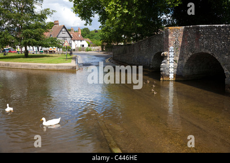 Brücke und Ford über Fluss Darenth Darent, Eynsford, Kent, UK Stockfoto
