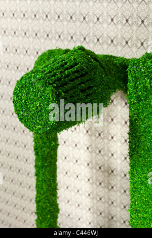 Energie sparen zu Hause Heizkörper in grünen Rasen bedeckt. Stockfoto