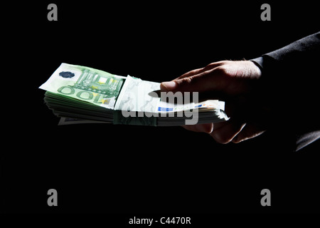 Hand halten Stapel von Geld Stockfoto