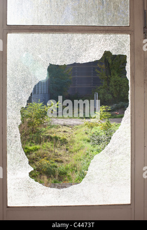 Blick durch das zerbrochene Fenster. Stockfoto