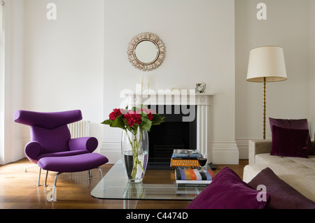 Lila Hans Wegner Ox Chair mit Hocker im Wohnzimmer mit Linie Vautrin Spiegel Stockfoto