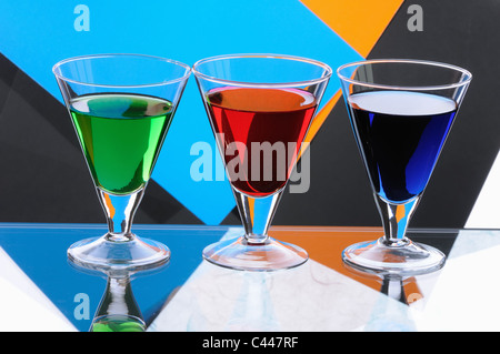 Drei transparente Gläser mit bunten drinks Stockfoto