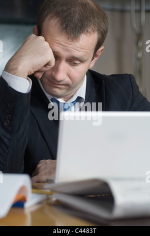 Eine müde Geschäftsmann Überstunden Stockfoto
