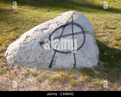 Das bekannte Anarchie Symbol Kreis-A Spray gemalt auf einem Felsen Stockfoto