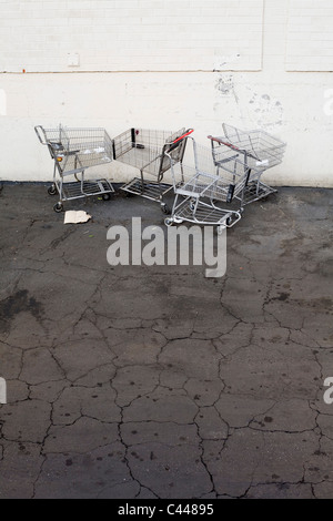 Verlassene Einkaufswagen auf einem Parkplatz Stockfoto