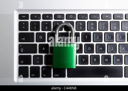 Ein Vorhängeschloss auf einer Laptop-Tastatur Stockfoto