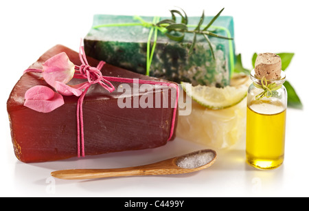 Stücke von Naturseife mit Öl und Salz auf einem weißen Hintergrund. Stockfoto
