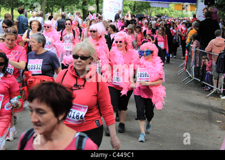 Zu Beginn des Rennens für das Leben im Regents Park, London, auf Sonntag, 22. Mai 2011 Stockfoto