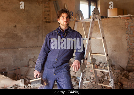 Eine Vorbereitung auf eine Leiter klettern Arbeiter Stockfoto