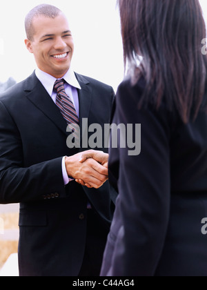Ein Geschäftsmann und Geschäftsfrau, die Hände schütteln Stockfoto