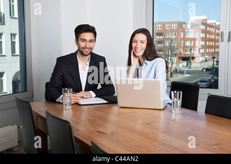 Ein Geschäftsmann und Geschäftsfrau mit einem Treffen in einen Sitzungssaal Stockfoto