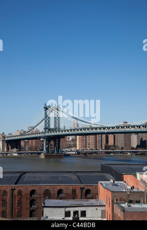 Blick auf Gebäude mit Williamsburg Bridge in der Ferne Stockfoto