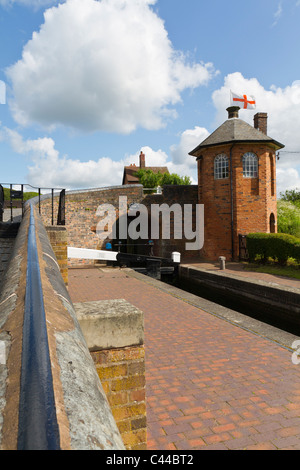 Die Bratch Schleusen auf dem Kanal & Einbindung der Mitarbeiter in Wombourne Stockfoto