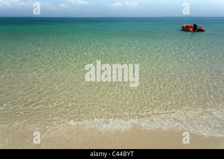 tropischer Strand mit klarem Wasser und Schlauchboot Stockfoto