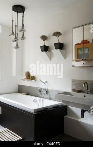 Französische Retro-Anhänger-Leuchte in modernes weißes Bad mit Spiegelschrank, Badewanne und freitragende Waschtisch Stockfoto