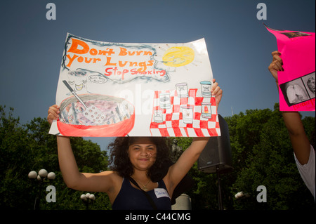 Protest gegen Tabakwerbung gezielt an Jugendliche, am Union Square in New York. Stockfoto