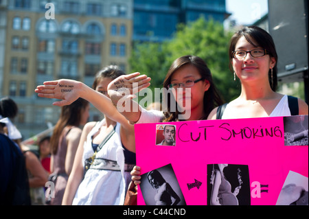 Protest gegen Tabakwerbung gezielt an Jugendliche, am Union Square in New York. Stockfoto