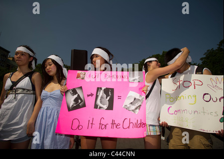 Protest gegen Tabakwerbung gezielt an Jugendliche, am Union Square in New York. Stockfoto