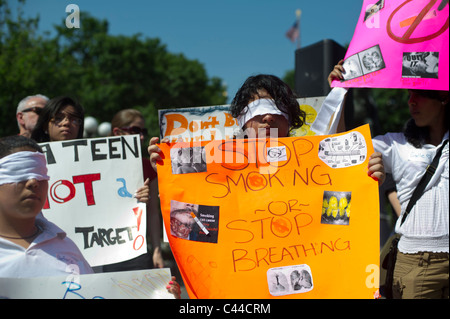 Protest gegen Tabakwerbung gezielt an Jugendliche, am Union Square in New York. Stockfoto