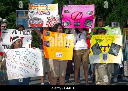 Protest gegen Tabakwerbung gezielt an Jugendliche, am Union Square in New York. Stockfoto