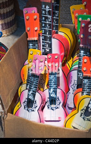 Eine Schachtel gefüllt mit einer Auswahl an bunten Gitarren ist auf dem Display zu verkaufen in Puerto Vallarta, Mexiko. Stockfoto