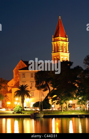 Beleuchtete st.-Laurentius-Kathedrale in der Stadt Trogir Stockfoto