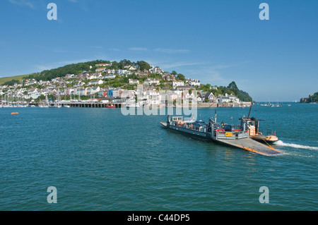 Fähre am Fluss Dart am Dartmouth Devon mit bunten Häusern am Kingswear Devon zu senken Stockfoto