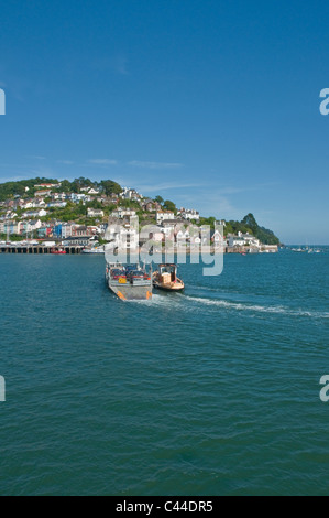 Fähre am Fluss Dart am Dartmouth Devon mit bunten Häusern am Kingswear Devon zu senken Stockfoto