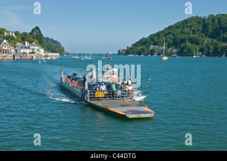 Fähre am Fluss Dart am Dartmouth Devon mit bunten Häusern am Kingswear Devon zu senken Stockfoto