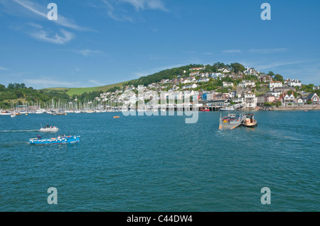 Fähre am Fluss Dart am Dartmouth Devon mit bunten Häusern am Kingswear Devon zu senken Stockfoto