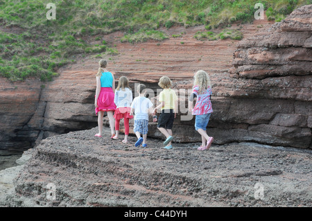 Berühmten fünf Kinder erkunden Felsen Küstenerosion in Rattenfänger Stil, South Devon an der englischen Riviera Devon England zeigen, Stockfoto