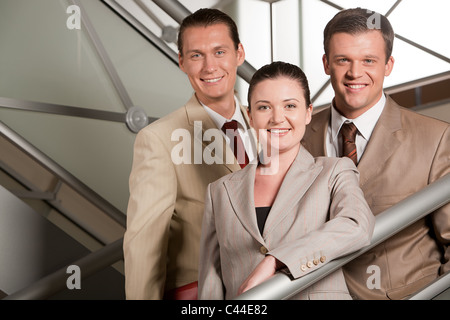 Porträt von positiven Gruppe stand auf der Treppe des modernen Gebäudes Stockfoto