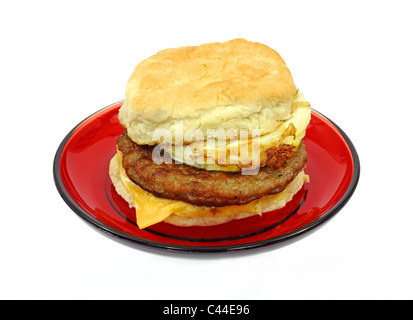 Frühstücks-Sandwich auf rotem Teller Stockfoto