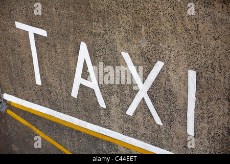 Taxi Stoppwort - Taxi auf der Straße gemalt Stockfoto