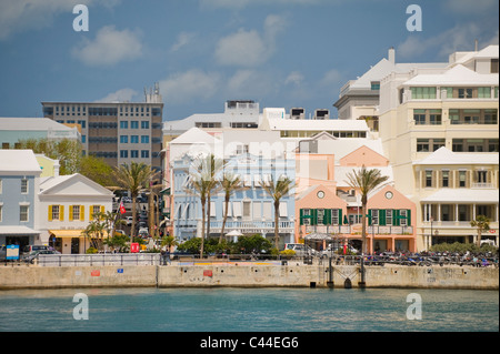 Die Uferpromenade und bunte, historische Architektur von Hamilton, Bermuda. Stockfoto