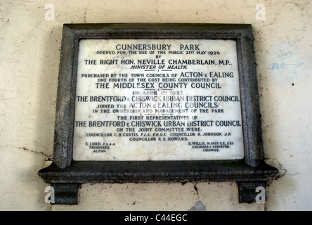 Tablette am Gunnersbury Park, West London, beschreibt des Parks Eröffnung der Öffentlichkeit im Jahre 1926 von Gesundheit Minister Neville chamberlain Stockfoto