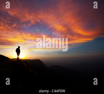 Mann auf der Klippe im Simien Mountains, Äthiopien Stockfoto