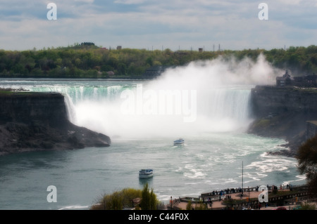 Von Land und Wasser, touristischen Blick Horseshoe Falls in Niagara, Kanada Stockfoto
