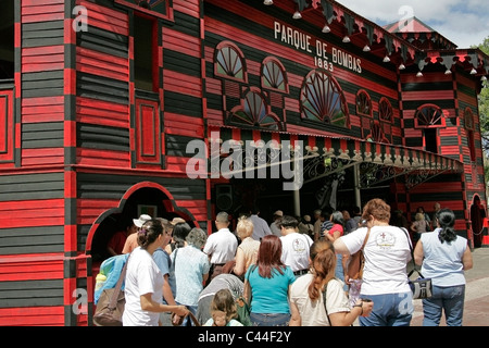 Leute in der Schlange, dem Parque de Bombas oder Pumpen Parkmuseum während des Karnevals in Ponce, Puerto Rico zu besuchen Stockfoto