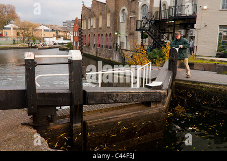 Mann öffnen Hawley Sperre, Regents Canal, Camden, London Stockfoto