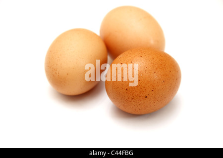 Drei Eiern auf weißem Leinen Grund liegend Stockfoto