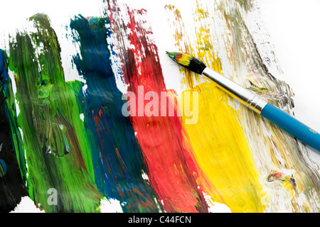 Farben auf weißem Hintergrund gemalt Stockfoto